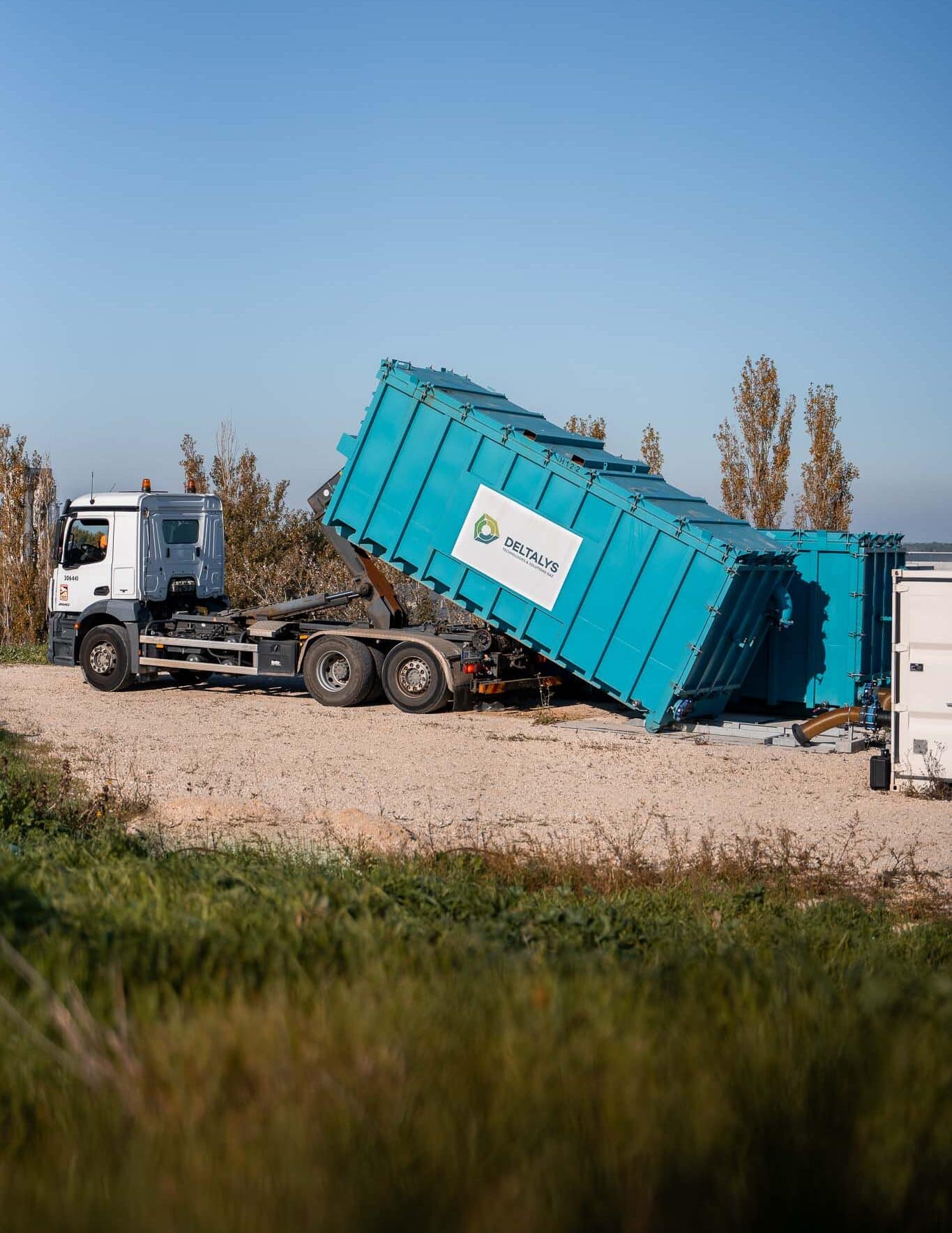 Déchargement d'une cuve Ecolys sur un site d'enfouissement