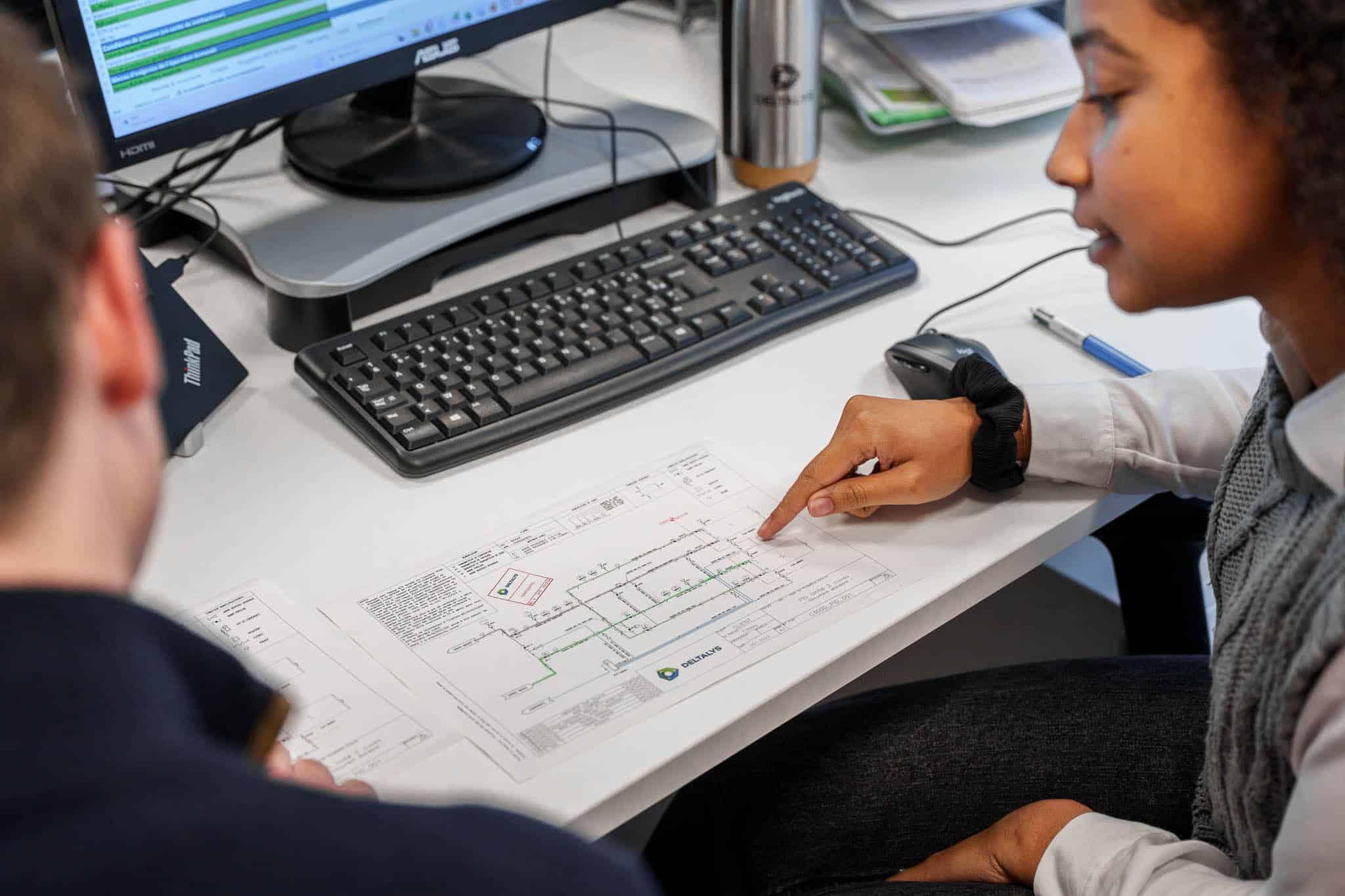 Travail de collaborateurs sur le projet d'une unité de valorisation biogaz de centre d'enfouissement